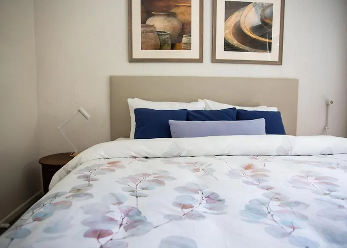 2 Bedroom Renovated Townhouse, Walk To Noosa River
