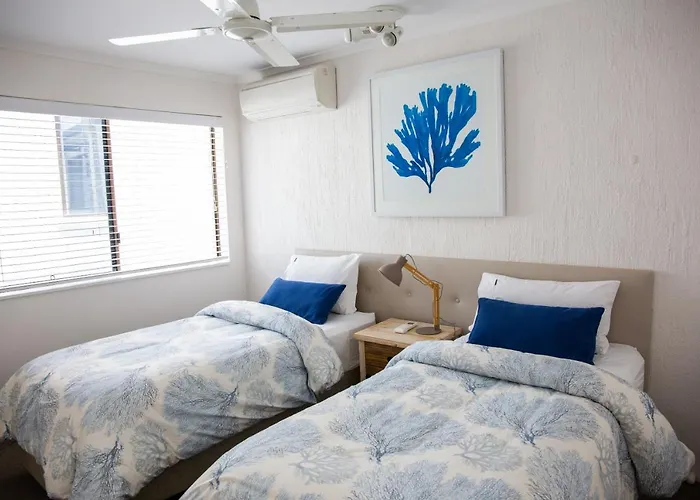 2 Bedroom Renovated Townhouse, Walk To Noosa River