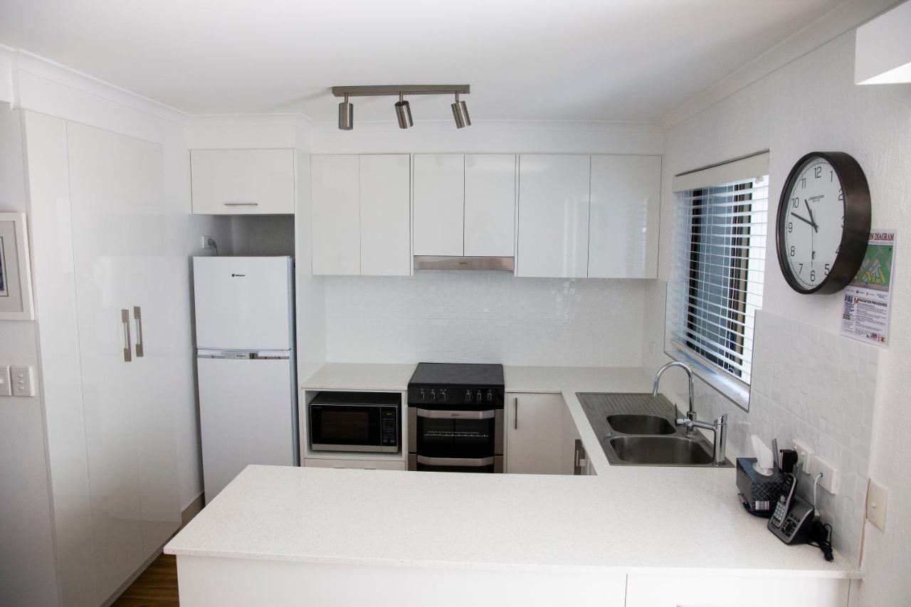 2 Bedroom Renovated Townhouse, Walk To Noosa River Apartment *