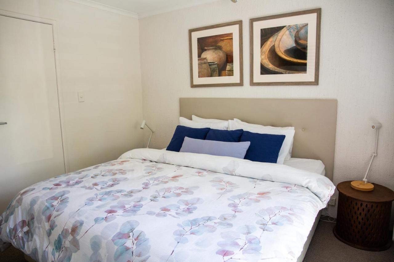 2 Bedroom Renovated Townhouse, Walk To Noosa River * Noosaville