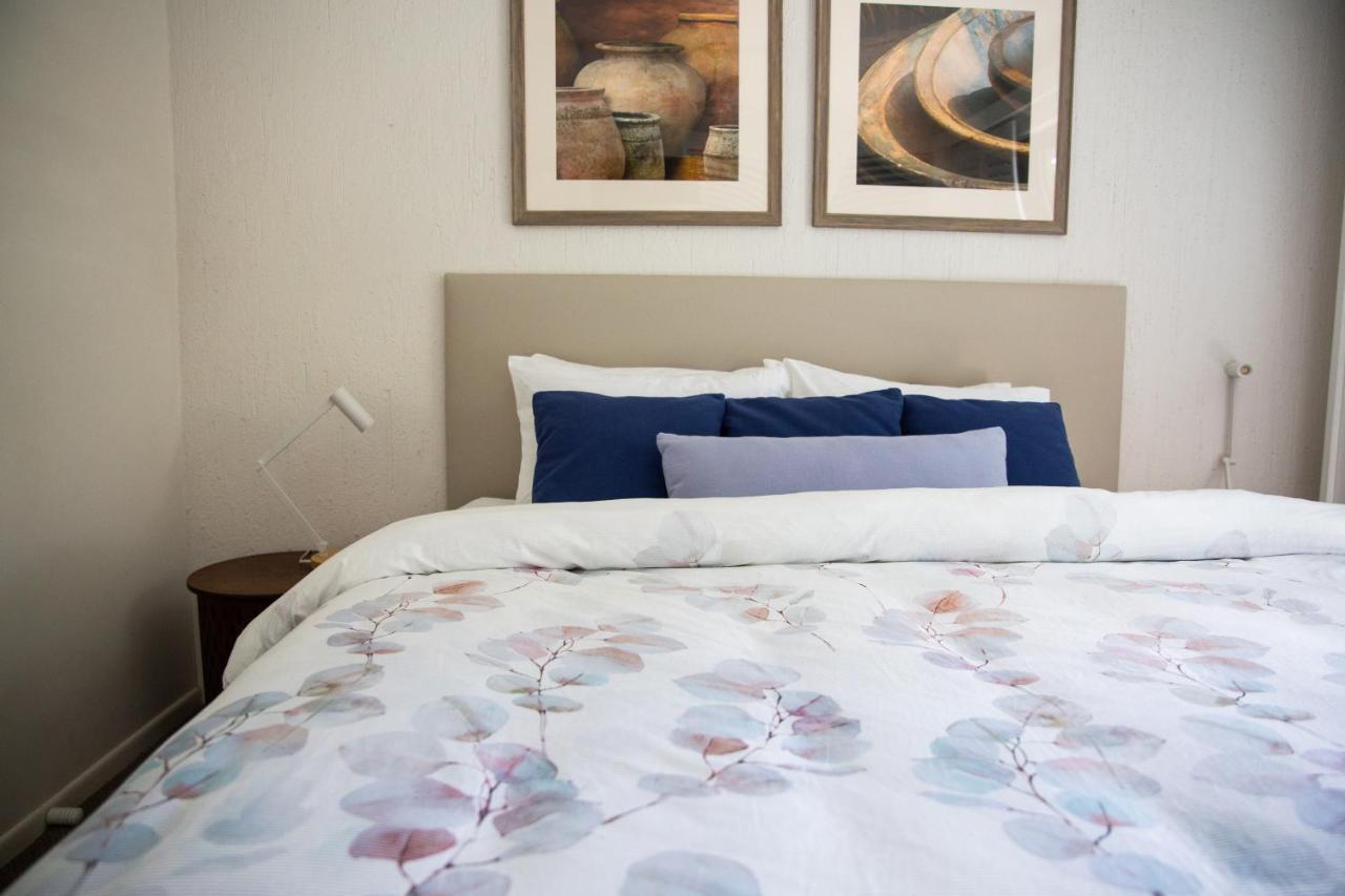 2 Bedroom Renovated Townhouse, Walk To Noosa River *